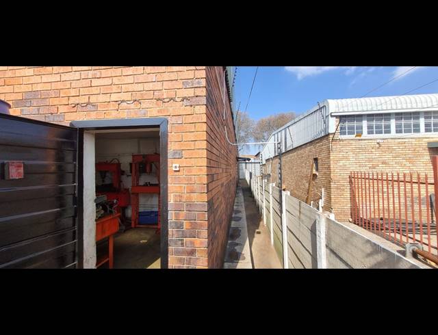 600M² WAREHOUSE FOR SALE IN KRUGERSDORP CENTRAL